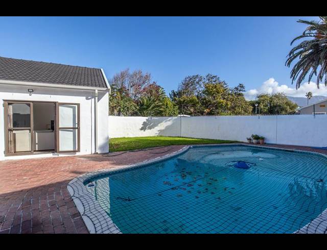 4 BEDROOM PROPERTY TO RENT IN CONSTANTIA